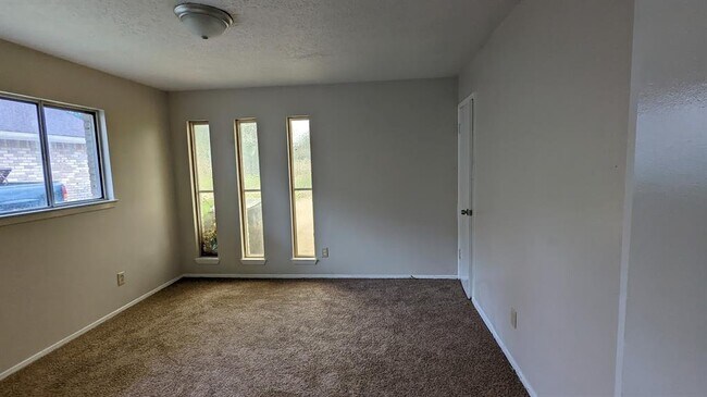 Building Photo - 6815 Moss Oaks Dr
