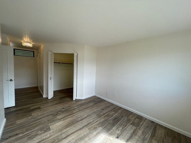 Building Photo - Beautiful 2 bedroom, 2 bath townhome