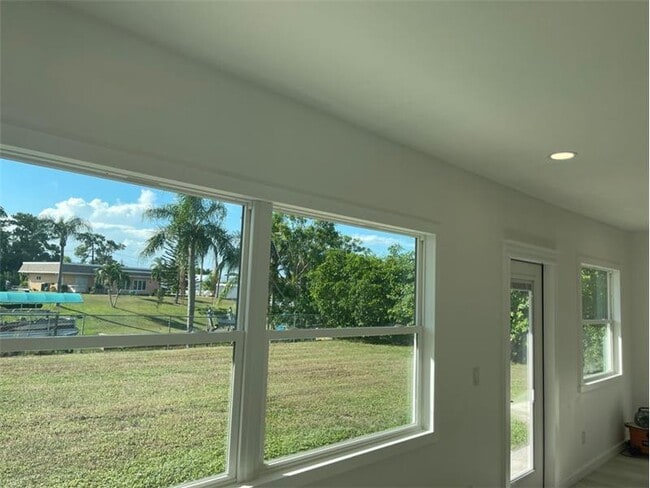 Building Photo - 808 SE Degan Dr