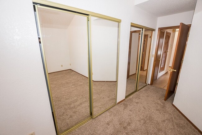 Building Photo - Contemporary home with 3 bedrooms, 2 bath, 2 car garage, A/C, Fenced Yard