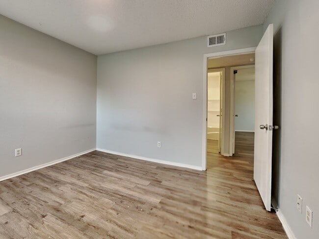 Building Photo - Spacious 3BR/2BA Home in the Heart of Arli...