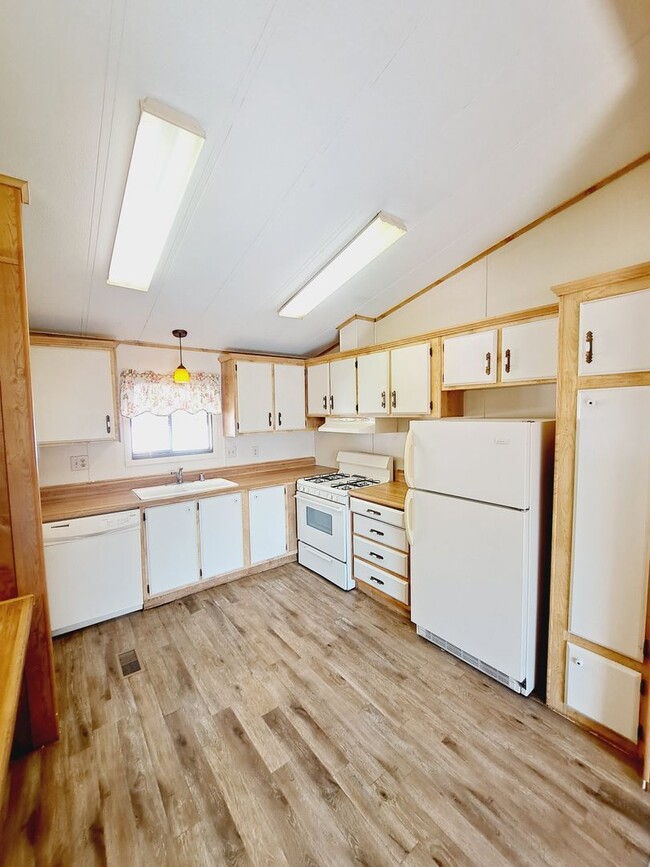 Building Photo - 2 Bedroom 2 Bathroom Trailer w/ Outdoor Sh...