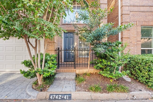 Building Photo - 4742 Post Oak Timber Dr