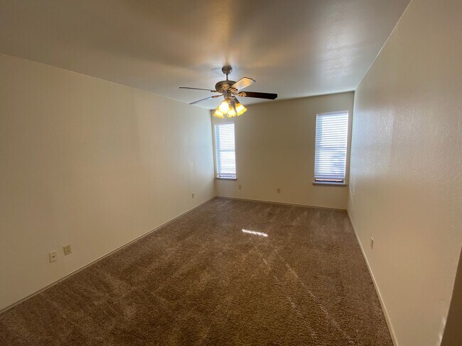 Building Photo - Duplex Convenient to South Loop 289