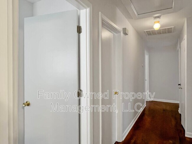 Building Photo - 1522 Joan St