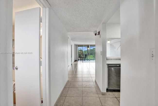 Building Photo - 1911 Sabal Palm Dr
