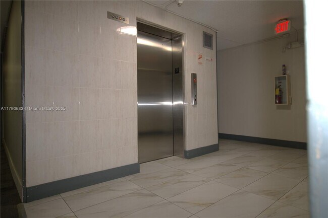 Building Photo - 1250 NE 125th St