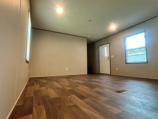 Building Photo - 22 White Oak Village