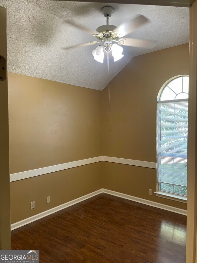 Building Photo - 108 Acorn Ct