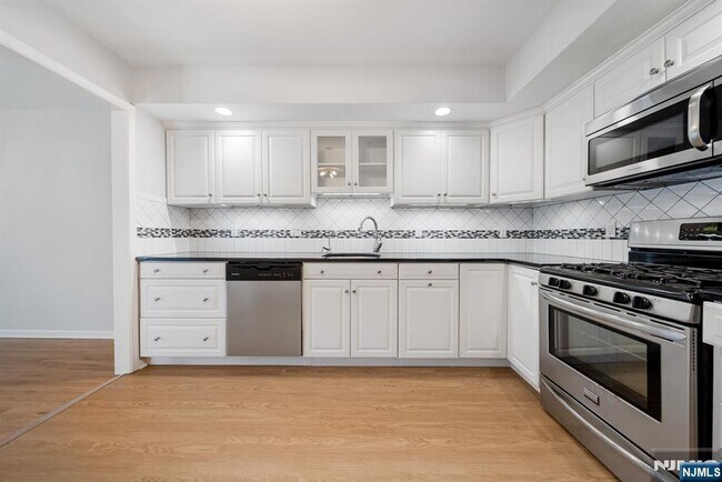 Building Photo - 12 Sandburg Ct