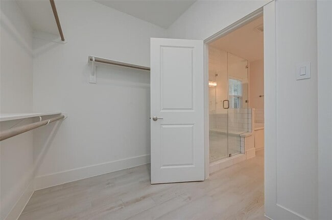 Building Photo - 10 Thorpe Ln