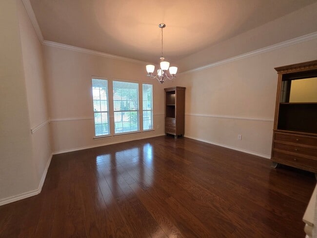 Building Photo - Heritage Craftsman Rental!