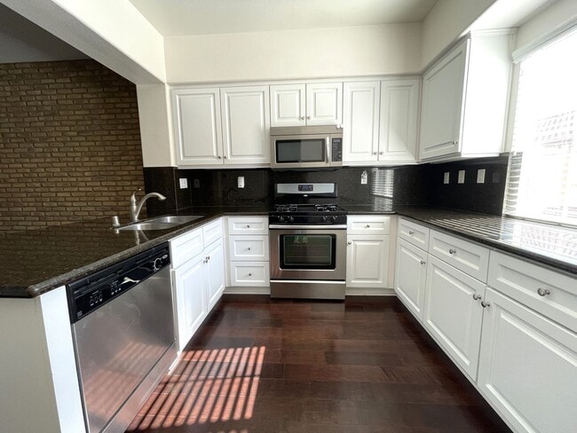 Building Photo - Luxurious Townhome in Gated Private Community