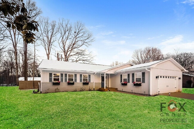 Building Photo - 305 Camelot Dr