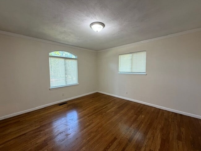 Building Photo - Beautiful 3 Bedroom 2 Bath with fenced in backyard