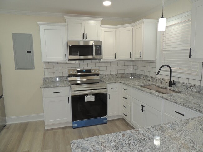 Building Photo - 2025 Womble Dr