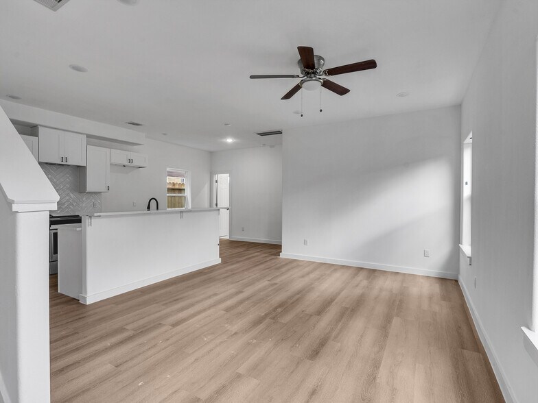 Building Photo - 8623 Homewood Ln