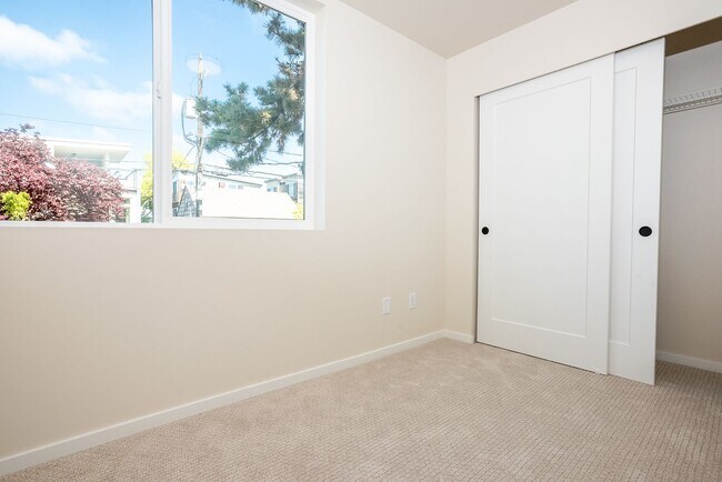 Building Photo - New Modern Ballard Townhouse | 3BR/2BA | Private Patio & Backyard