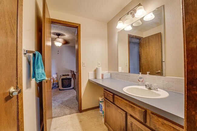 Building Photo - 3 bed, 2 bath Tri-Level in Brown Farm Subdivision