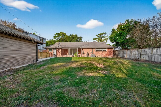 Building Photo - 5211 Hummingbird St