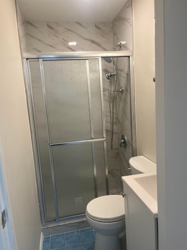 Building Photo - 653 39th St