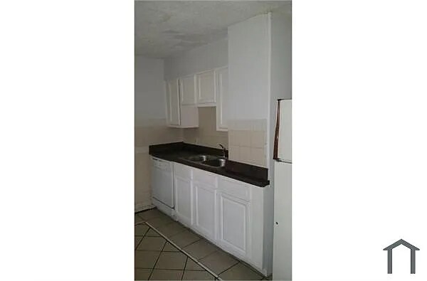 Building Photo - 2851 Lyndhurst Ave