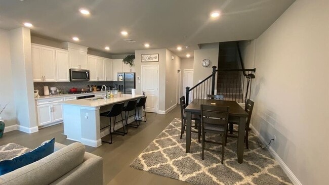 Building Photo - 2008 Naples Dr