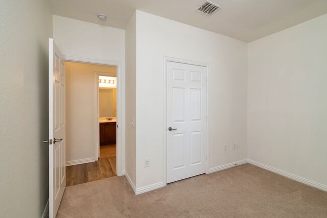 Building Photo - Townhome in Parker Estates!! READY for move in early June