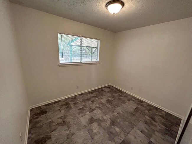 Building Photo - *MOVE IN SPECIAL* Tucked Away on a Cul-de-Sac | 3-Bedroom San Antonio Home!