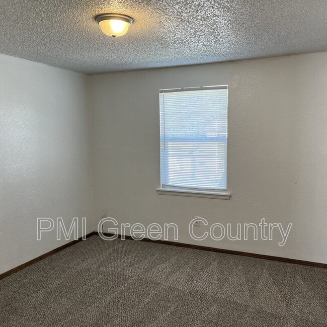 Building Photo - 404 E Redwood St