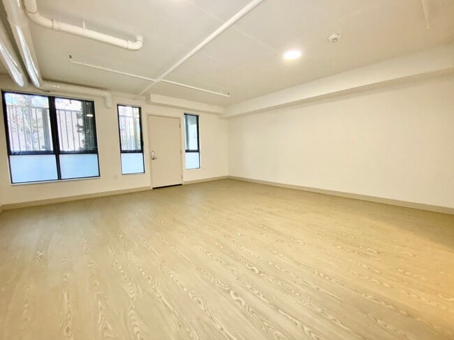 Interior Photo - 750 Harrison St