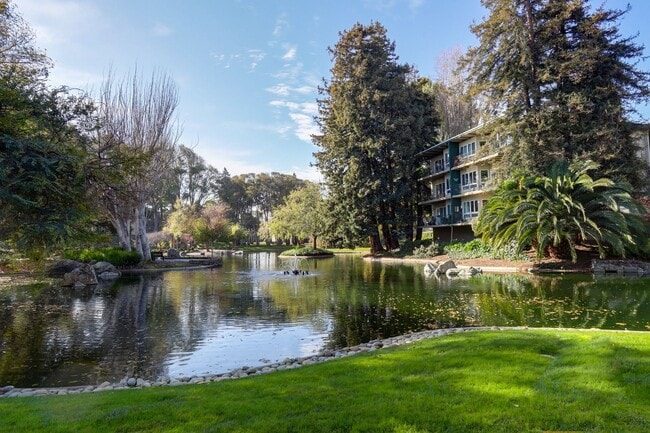 Building Photo - 1 Bed / 1 Bath pet friendly condo with parking in beautiful San Mateo. YouTube Tour!