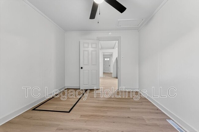 Building Photo - 1627 W Pike St