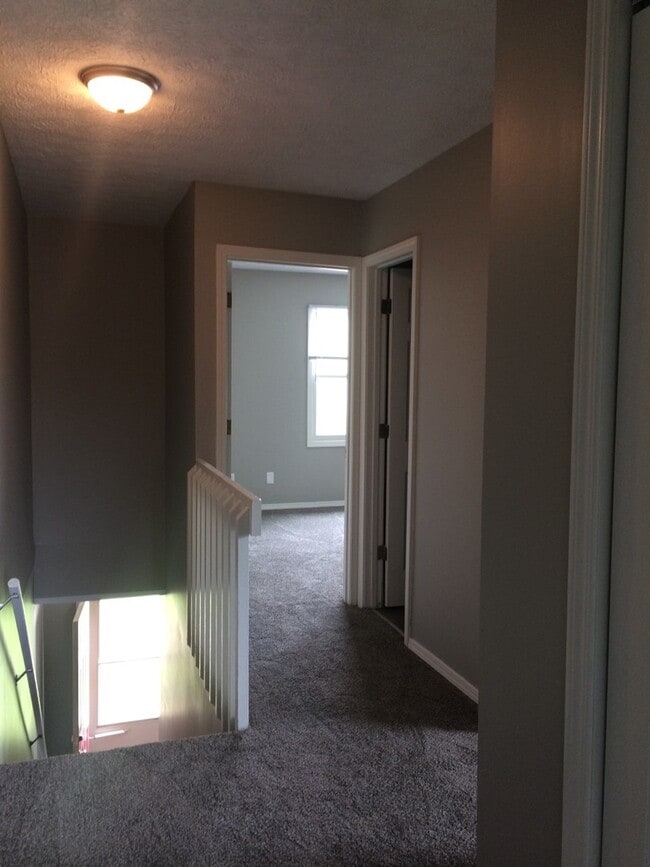 Building Photo - 3 bedroom, 1.5 bath town home located on B...