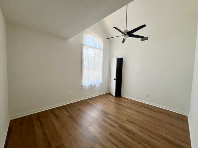 Building Photo - 16813 Shipshaw River Dr