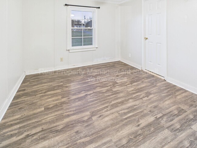 Building Photo - 15 Hayfield Ln