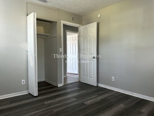 Building Photo - 2428 Miss Muffet Ln W