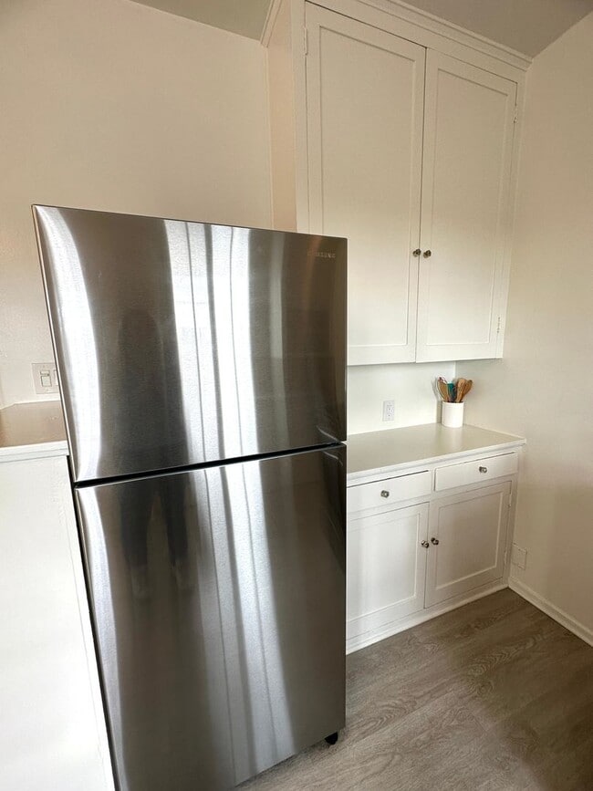 Building Photo - Vintage Style 1+1 - New Kitchen Appliances, Plank Floors, Balcony, pet friendly