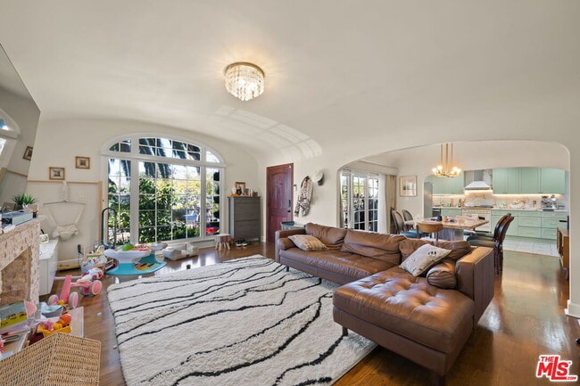 Building Photo - 962 S Plymouth Blvd