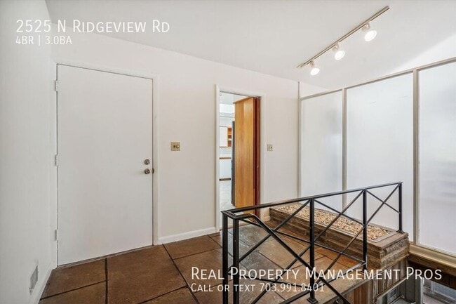 Building Photo - 2525 N Ridgeview Rd