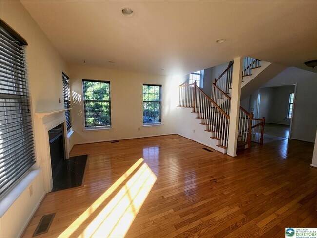 Building Photo - 5215 Spring Ridge Dr E