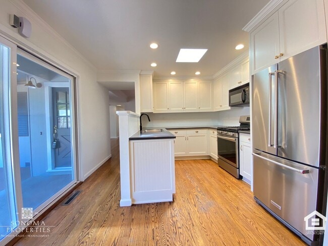 Building Photo - Charming 2bd/2ba House in Downtown Sonoma!