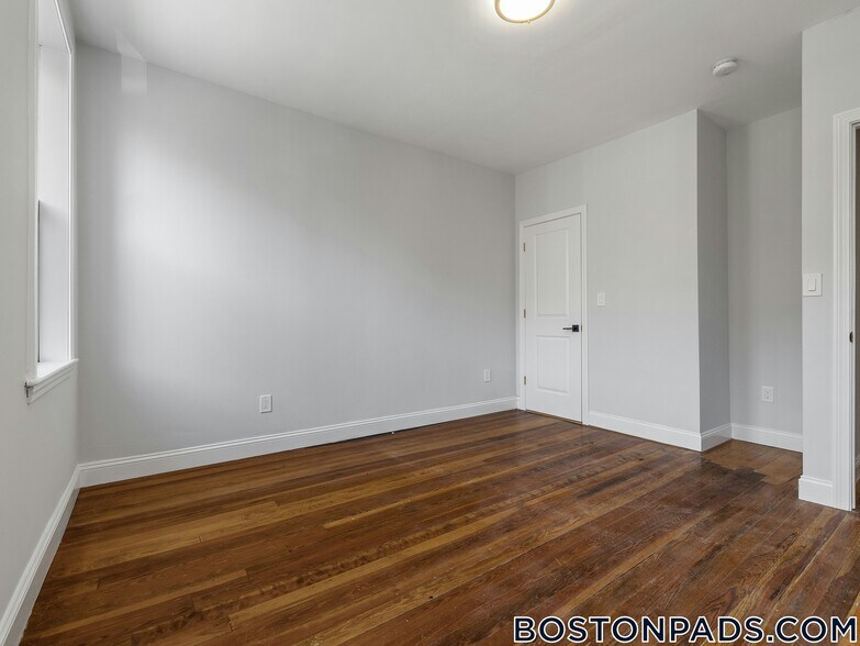 Building Photo - 131 Cottage St