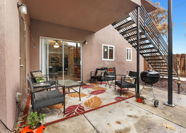 Building Photo - 718 N Floral St