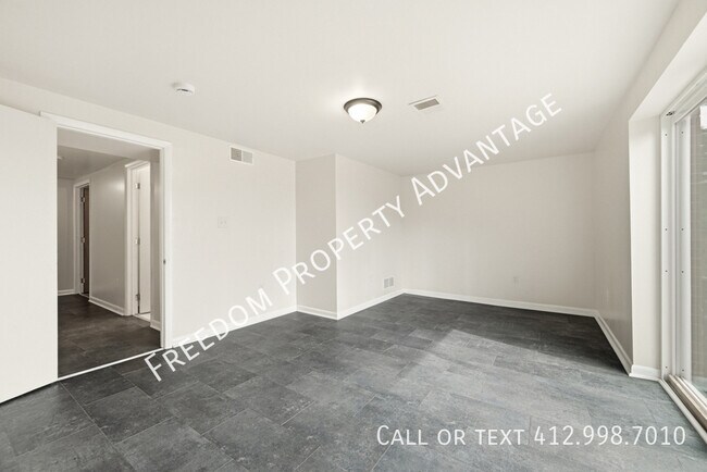 Building Photo - 2540 Park Hill Dr