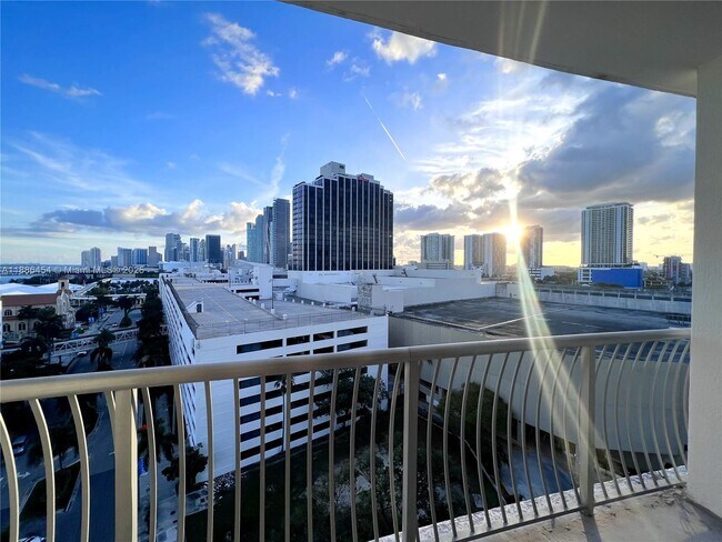 Building Photo - 1750 N Bayshore Dr