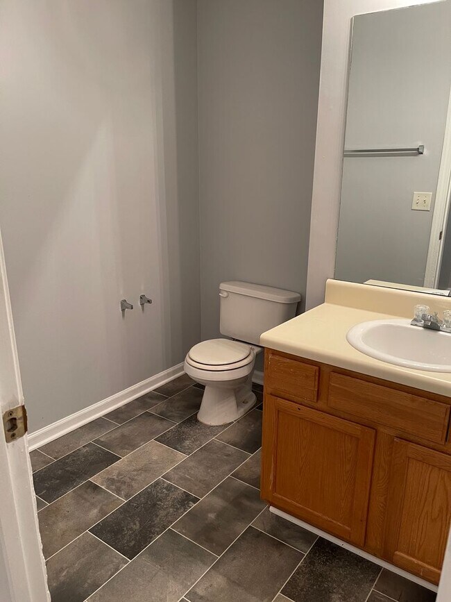 Building Photo - Updated Townhome