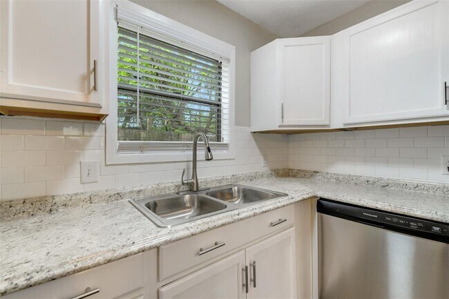 Building Photo - 1516 Broadmoor Dr