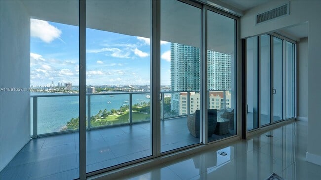 Building Photo - 2020 N Bayshore Dr