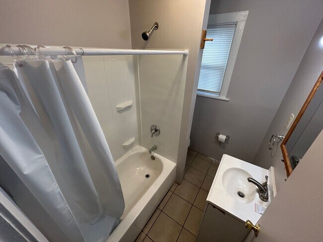 Building Photo - Maple1511-1513